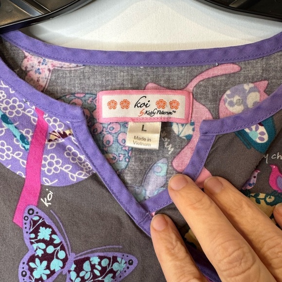 Koi by Kathy Peterson Printed Scrub Top Size L F1.2 - Picture 4 of 10